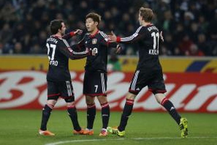 Striker Bayer Leverkusen asal Korea Selatan, Heung Min Son (tengah), merayakan gol yang dicetaknya ke gawang Borussia Monchengladbach dalam lanjutan Bundesliga, Jumat (7/2/2014). Dia mendapat sambutan dari rekan setimnya, Gonzalo Castro (kiri) dan Stefan Kiessling.