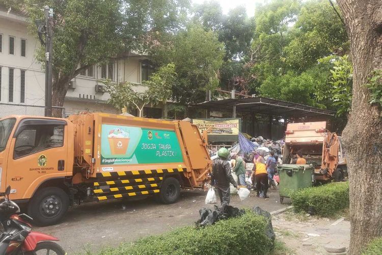 Dua truk konvektor saat mengangkut sampah di Depo Kotabaru, Gondokusuman, Kota Yogyakarta, DI Yogyakarta, Selasa (10/10/2023)