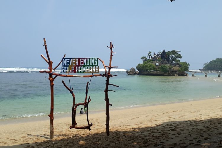 Pantai Balekambang, Kecamatan Bantur, Kabupaten Malang, Jawa Timur.