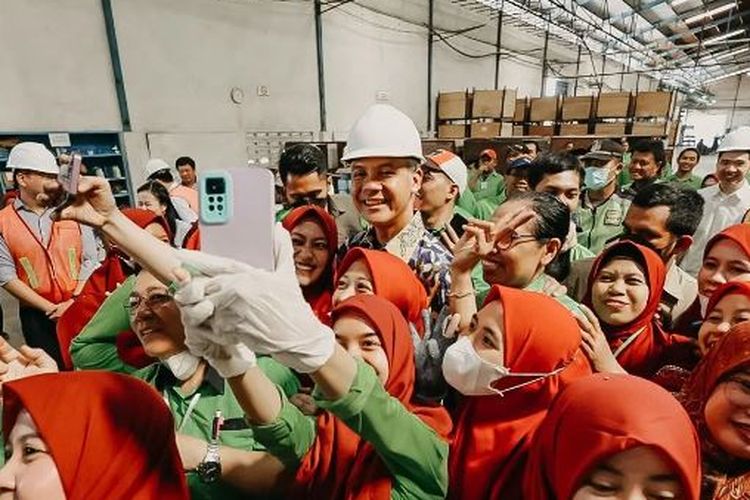 Bakal capres Ganjar Pranowo mendatangi sejumlah pabrik di Surabaya kemarin. Salah satunya adalah PT Santos Jaya Abadi.