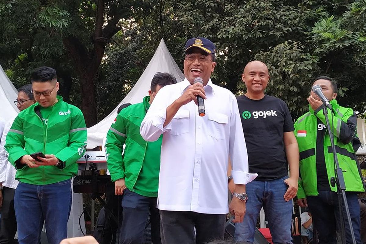 Menteri Perhubungan (Menhub) Budi Karya Sumadi menemui ratusan driver ojek online (Ojol) di Parkiran Plaza Selatan, Kompleks Gelora Bung Karno (GBK), Jakarta, Minggu (11/8/2019).