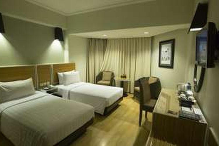 Hotel ini memiliki 148 kamar yang terdiri dari Deluxe Room, Executive Room, dan Premiere Room. 