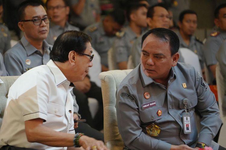 Menteri Hukum dan Hak Asasi Manusia (Menkumham) Yasonna Hamonangan Laoly bersama Sekretaris Jenderal (Sekjen) Andap Budhi Revianto di Jakarta, Selasa (30/7/24).