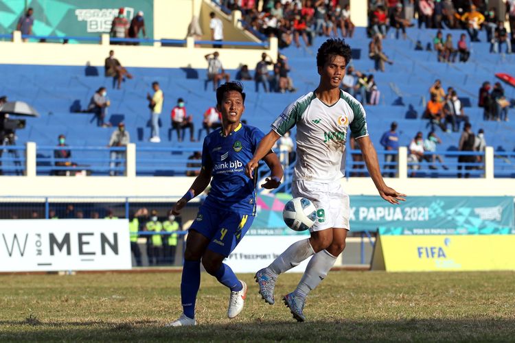 Pemain Jawa Timur Rizky Dwi Pangestu dijaga ketat pemain Jawa Barat saat babak 6 besar PON XX Papua 2021 yang berakhir dengan skor 0-2 di Stadion Barnabas Youwe Sentani Kabupaten Jayapura, Minggu (10/10/2021) sore.