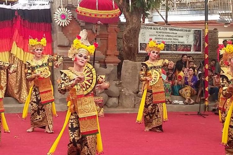 Legong Muani oleh Sanggar Klasik Ardhanareswari saat pentas di Pesta Kesenian Bali (PKB) ke-38, di Denpasar, Bali, Kamis (16/6/2016).