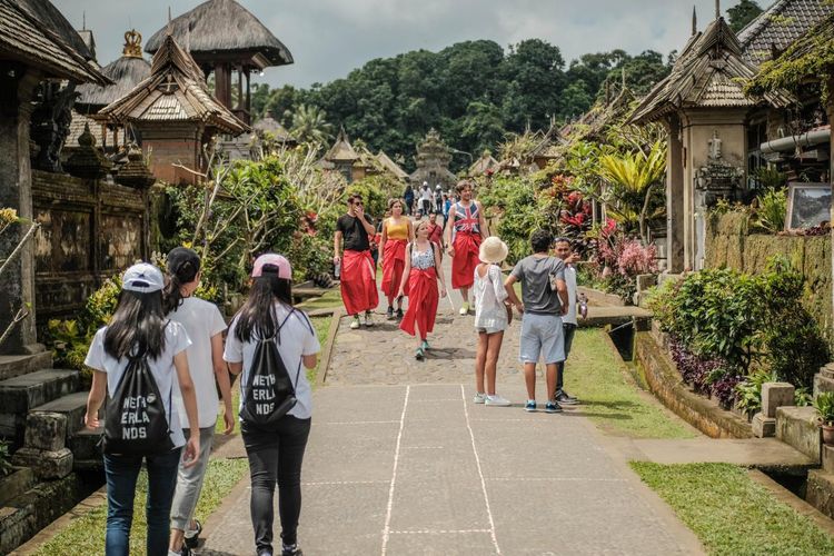 Ilustrasi wisatawan di Desa Penglipuran, Kabupaten Bangli, Bali.