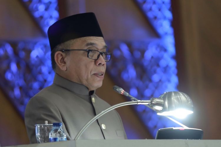 Gubernur Aceh, Irwandi Yusuf mendarat di Gedung DPR Provinsi Aceh, Banda Aceh, Rabu (25/4/2018)