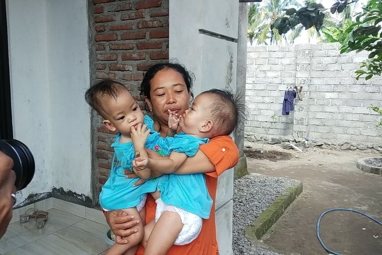 Anaya dan Inaya bayi kembar siam saat digendong ibunya Husniati