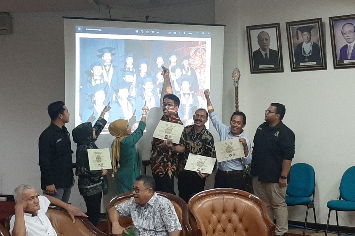 Teman-teman di Fakultas Kehuatanan UGM angkatan 1980 yang berfoto bersama Presiden Joko Widodo saat wisuda. Mereka membawa ijazah asli dan menunjukan posisi Presiden Joko Widodo di foto saat wisuda.