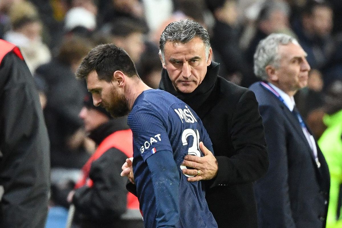 Pelatih PSG Christopher Galtier menyapa Lionel Messi dalam pertandingan PSG vs Angers di Stadion Parc des Princes, Kamis (12/1/2023) dini hari WIB. Terkini, PSG kalah 0-1 dari tuan rumah Rennes pada laga pekan ke-19, Senin (16/1/2023). Terkini, Lionel Messi dilaporkan tidak akan memperpanjang kontrak bersama PSG. Artikel ini berisi rekap transfer Eropa.