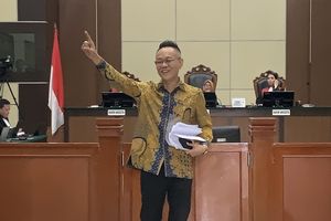 Ade Darmawan Akui Lihat Foto Muda Jokowi di Rumahnya: Sama dengan Foto Ijazah di Internet