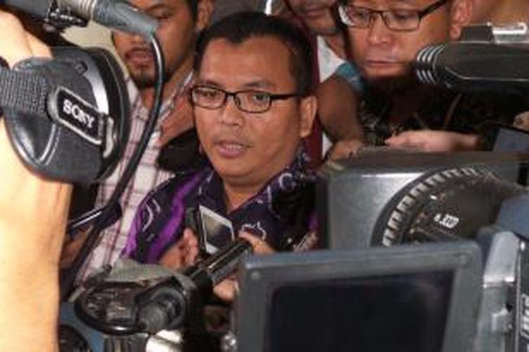 Mantan Wakil Menteri Hukum dan HAM, Denny Indrayana, tiba di Bareskrim Polri, Kamis (2/4/2015). Denny dipanggil sebagai tersangka untuk pemeriksaan lanjutan kasus dugaan korupsi payment gateway di Kemenkumham.