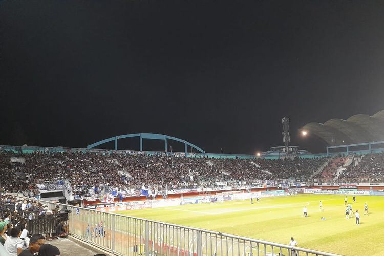 Kelompok suporter Persib Bandung, Bobotoh memenuhi Stadion Maguwoharjo, Jumat (19/8/2022) malam WIB. Duel PSS vs Persib Bandung merupakan rangkaian pekan kelima Liga 1 2022-2023.