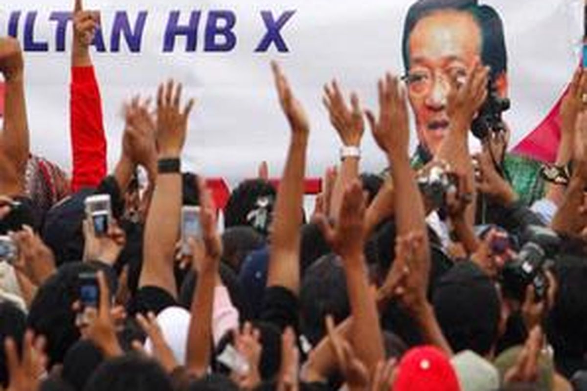 Ribuan warga mengelu-elukan Sultan salam Pisowanan Agung di Alun-alun Utara Kraton.