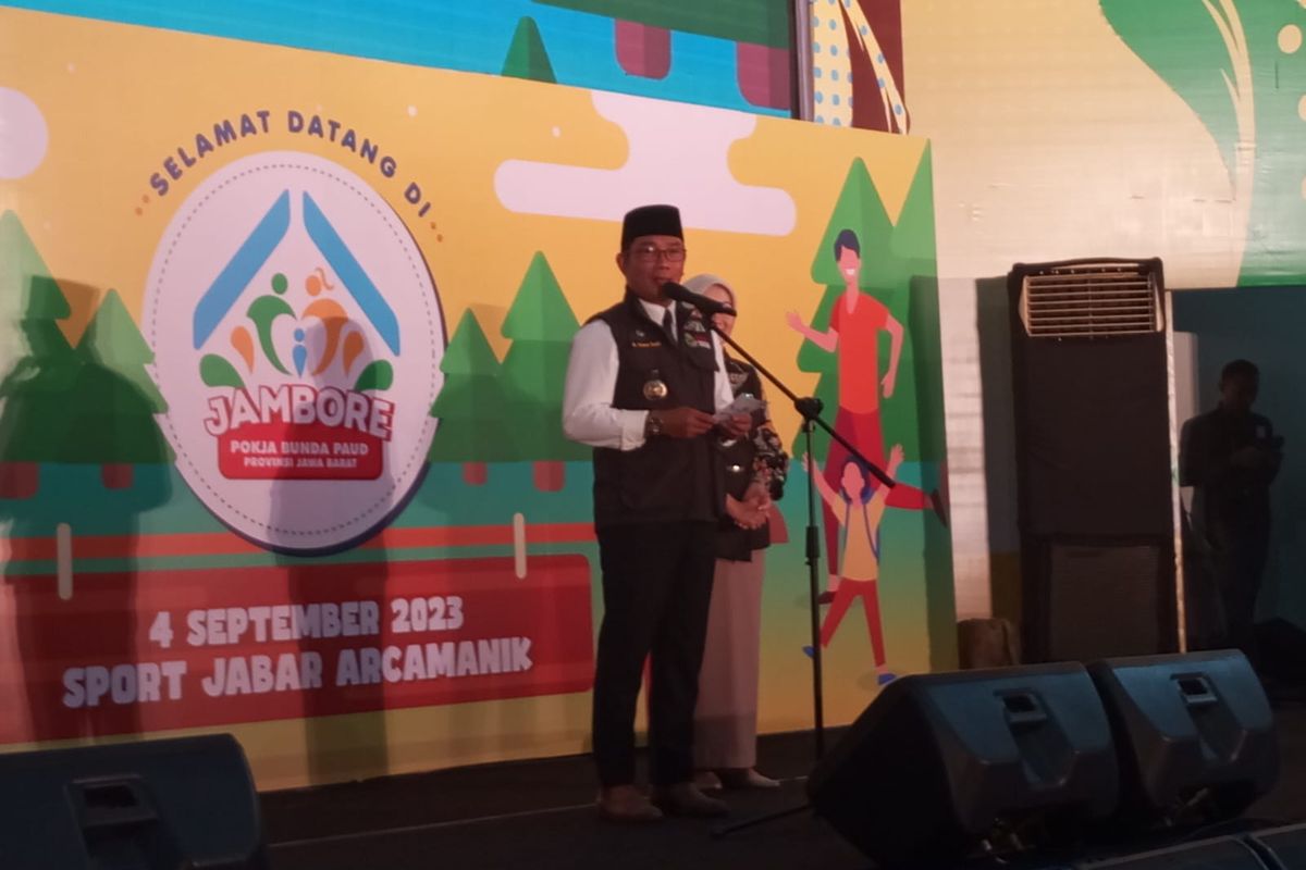 Gubernur Jawa Barat Ridwan Kamil bersama istrinya, Atalia Praratya, saat berpidato di acara Jambore Pokja Bunda Paud Provinsi Jawa Barat, Bandung, Senin (4/9/2023)