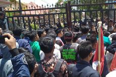 Demo Mahasiswa di Pamekasan Ricuh, Pintu Rumah Dinas Bupati Dirusak