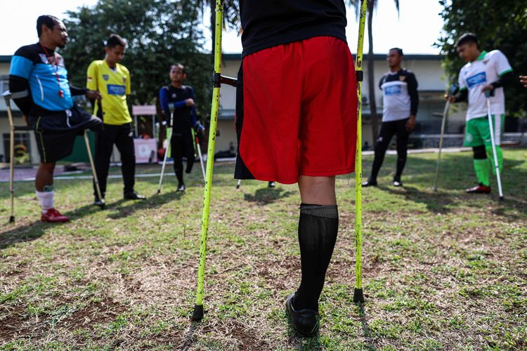 Anggota tim sepak bola Garuda Indonesia Amputee Football (Garuda Inaf) berlatih di lingkungan Rumah Sakit dr Suyoto, Bintaro, Jakarta Selatan, Sabtu (9/11/2019). Latihan Tim Garuda INAF tersebut untuk mempersiapkan diri untuk berlaga pada Piala Asia Sepak Bola Amputasi 2020 di Malaysia pada Februari tahun depan.