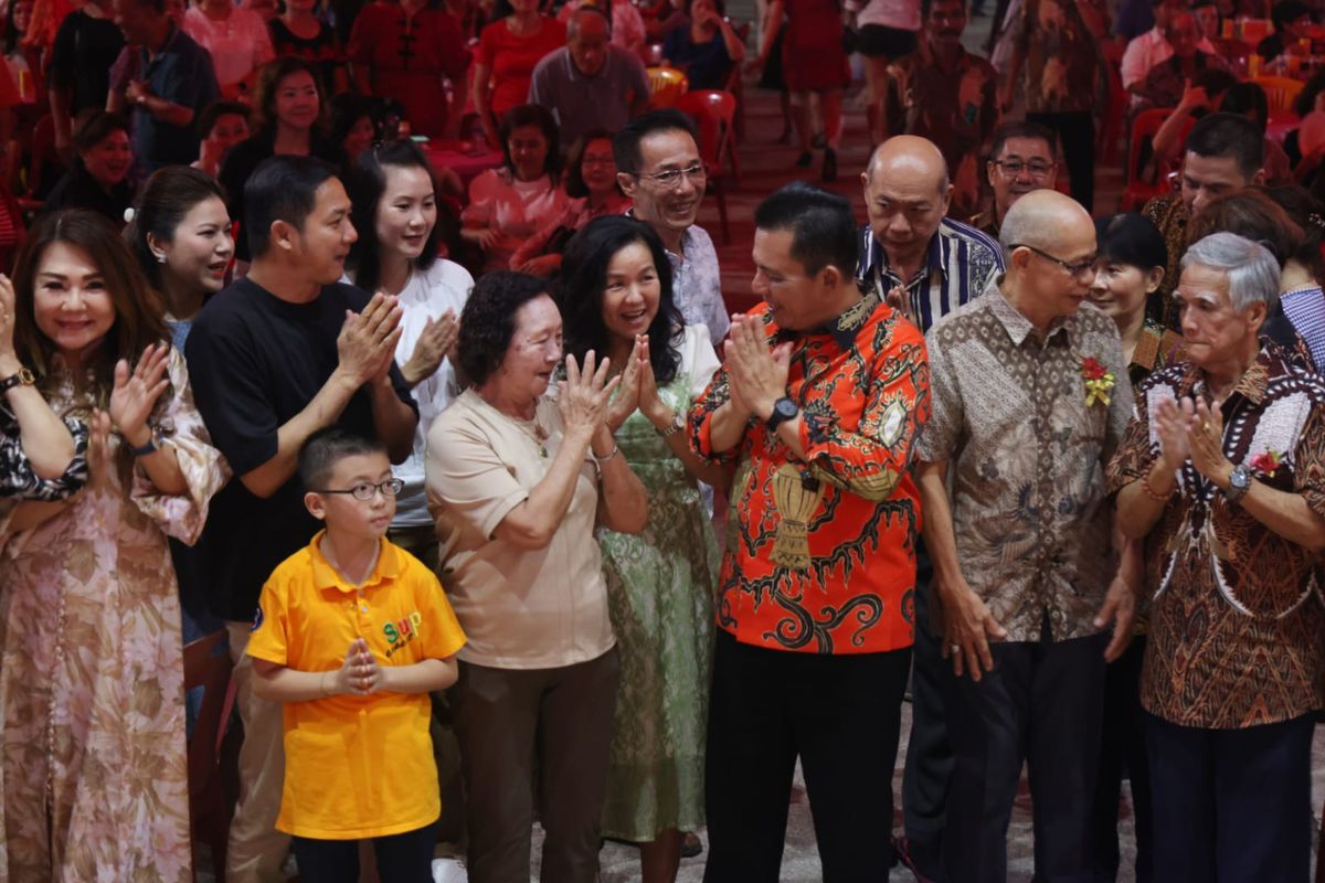 Gubernur Kepulauan Riau (Kepri) Ansar Ahmad menyerahkan bantuan hibah untuk Yayasan Dharma Sasana Senggarang senilai Rp 100 juta disela menghadiri acara ulang tahun Klenteng Nguan Thiang Sian Tih ke-308 di Senggarang, Tanjungpinang, Kamis (27/4/2023).