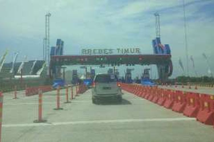 Gerbang Tol Brebes Timur di Tol Pejagan-Brebes Timur. Gambar diambil pada Kamis, (16/6/2016).