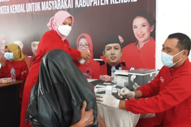 Mengaku Banteng tapi Takut Disuntik, Pria Ini Tutup Wajah Pakai Jaket