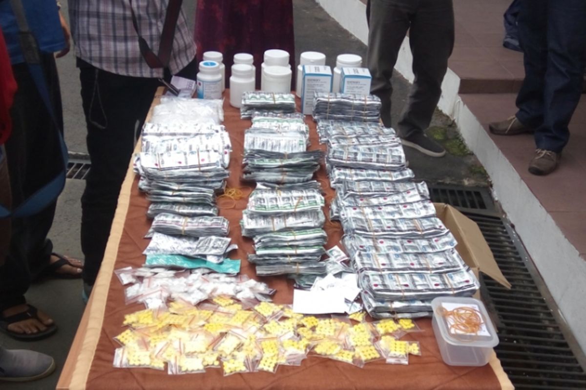 Obat keras hasil razia yang dilakukan aparat gabungan dari Polresta Depok dan Badan Narkotika Nasional (BNN) setempat daritoko obat Anugerah di Jalan Pekapuran, Cimanggis, Depok pada Selasa (19/9/2017). Penggerebekan dilakukan setelah adanya laporan bahwa toko obat tersebut kerap menjual obat keras secara bebas. 