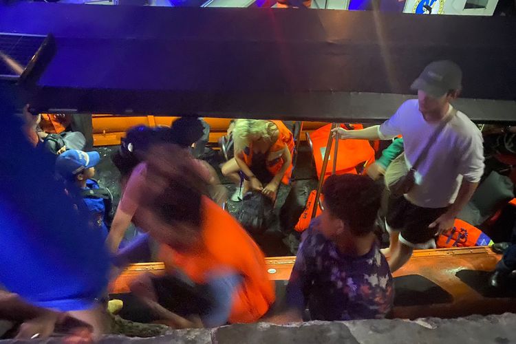 Hendak ke Lombok, Kapal Wisata Angkut 14 Wisatawan Mancanegara Karam di Pulau Rinca