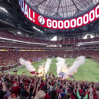 Interior Stadion Mercedes Benz di Atlanta, Georgia, Amerika Serikat, yang akan menjadi salah satu venue Piala Dunia 2026.