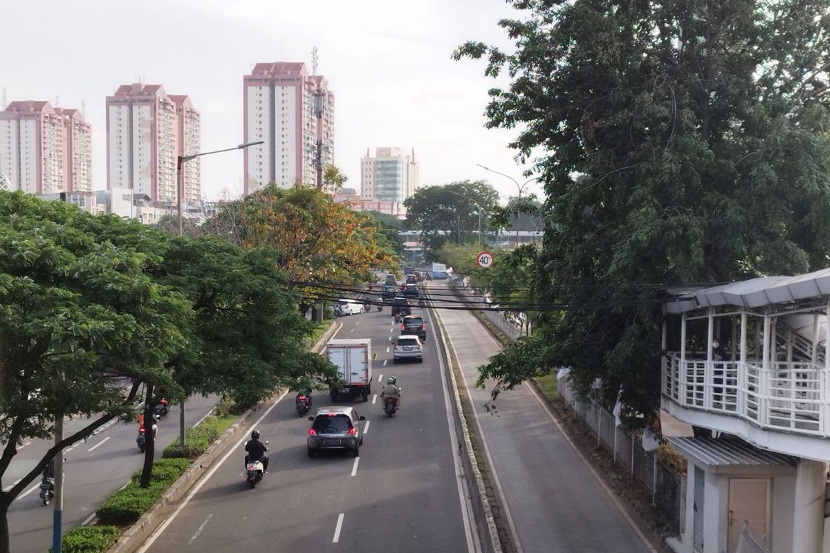 Pemantauan lalu lintas di Jembatan Penyeberangan Orang (JPO) Halte Transjakarta RS. Islam, Kemayoran, Jakarta Pusat, terpantau lancar pada Senin (6/3/2023). (KOMPAS.com/Xena Olivia)