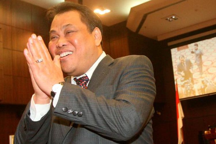 Ketua MK Arief Hidayat (kiri) usai Rapat Pleno Pemilihan Ketua Mahkamah Konstitusi (MK) Periode 2015-2017 di Gedung MK, Jakarta, Senin (12/1/2015). Arief terpilih secara aklamasi sebagai Ketua MK untuk menggantikan Hamdan Zoelva yang telah habis masa jabatannya sebagai hakim MK.