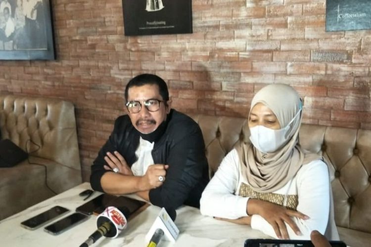 Pengacara Fahmi Bachmid dan Rini Diana di kawasan Bekasi, Jumat (15/7/2022)