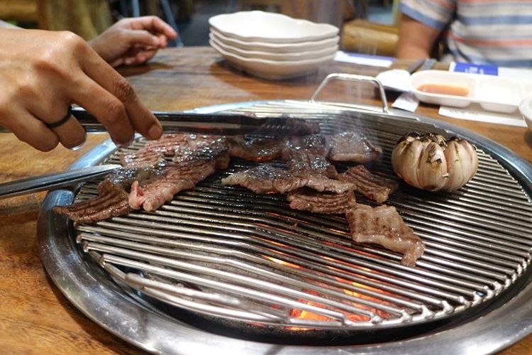 Menu Chunggiwa Special Premium Ribeye yang disajikan di Restoran Korea Chung Gi Wa tengah dipanggang barbeque ala Korea, Jumat (27/12/2019).