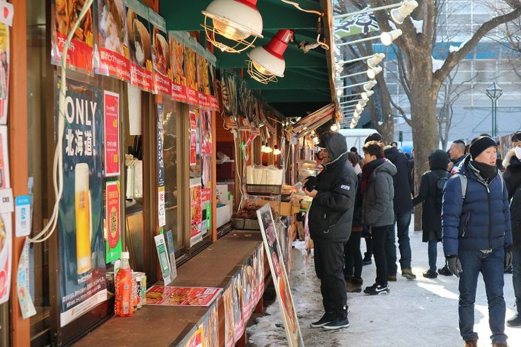 Turis memenuhi area penyelenggaraan Sapporo Snow Festival ke-70 di Odori Park, Kota Sapporo, Prefektur Hokkaido, Jepang, Senin (11/2/2019). Sapporo Snow Festival merupakan acara musim dingin tahunan yang digelar di Kota Sapporo.