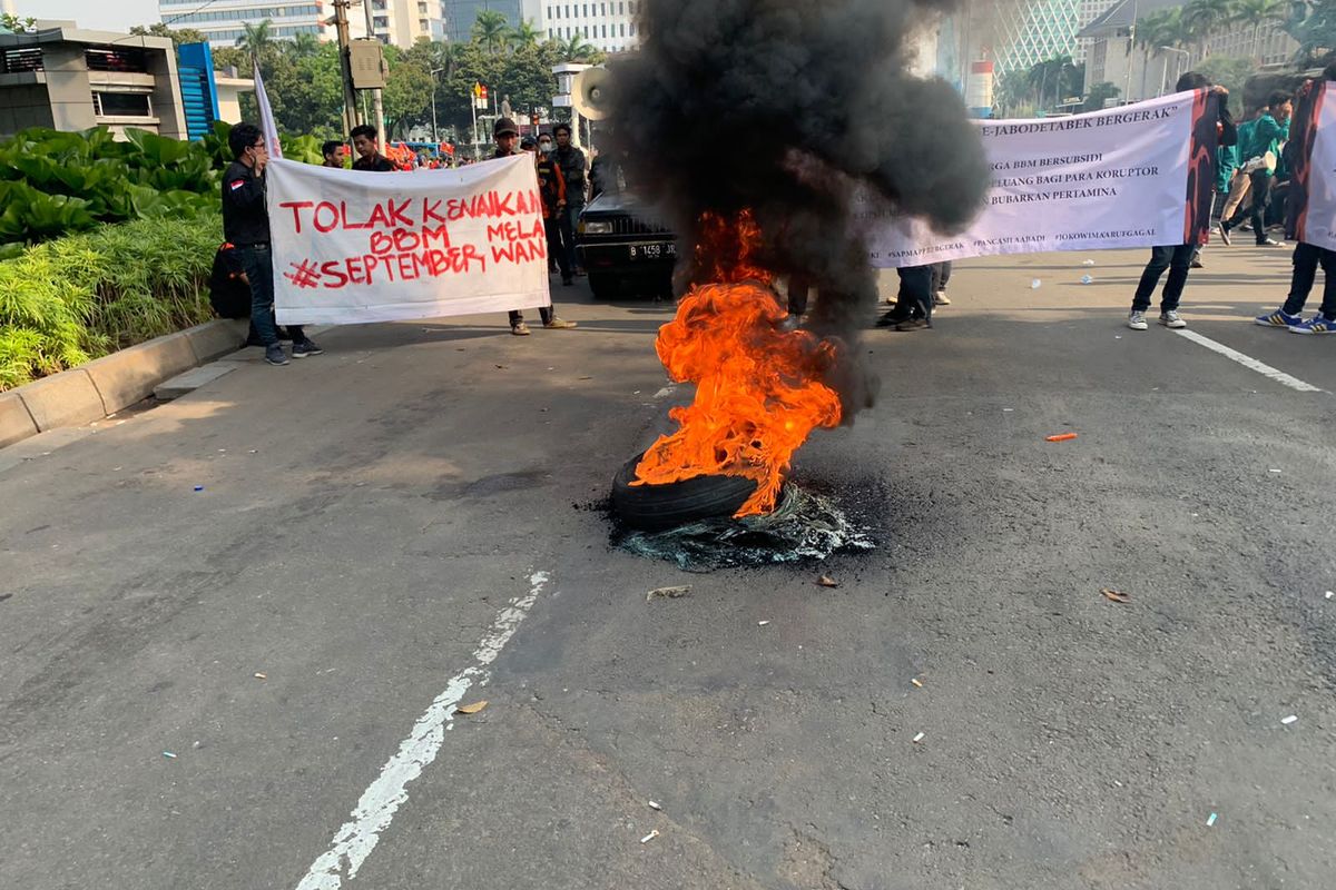 Aksi pembakaran ban bekas dilakukan oleh peserta unjuk rasa pada demo tolak kenaikan harga BBM di kawasan Patung Kuda Arjuna Wijaya, Jakarta Pusat, Selasa (13/9/2022).