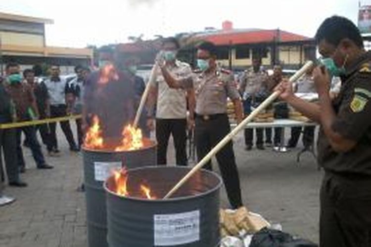 Kepolisian Resort pelabuhan Tanjung Priok melakukan pemusnahan 132,33 Kg ganja dan 101,75 gram sabu.