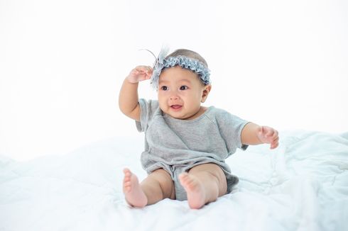 Ciri Bayi Cerdas Usia 8 Bulan yang Perlu Orang Tua Ketahui