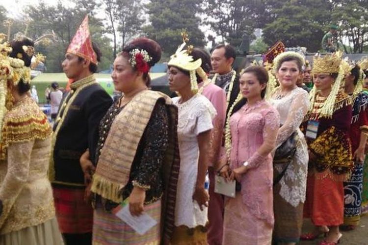 Tercatat 5.115 pasangan pengantin dengan ragam latar belakang hadir untuk menggelar resepsi pada acara Pernikahan Massal yang diselenggarkan oleh Keluarga Sejahtera Kerukunan Bangsa di Istora Senayan, Jakarta Pusat. 