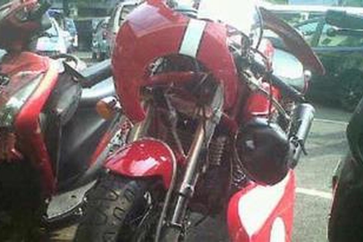 Motor Ducati yang dikendarai pembalap Andre Mamuaya saat kecelakaan di Jalan Jenderal Sudirman, Jakarta Pusat, Selasa (21/8/2012).