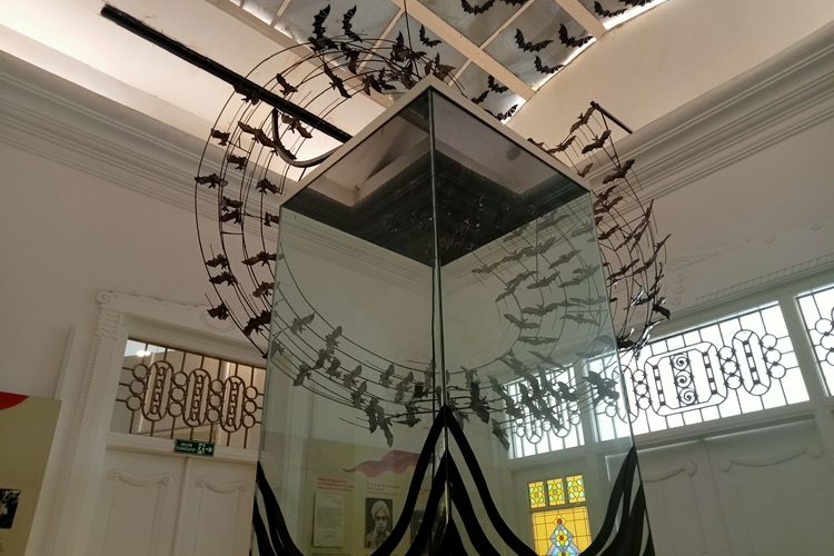 Patung kelelawar, ikon di Museum Bekasi Gedung Juang 45.