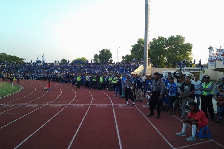 Kondisi stadion kebundalem Kendal, yang tidak muat menampung suporter PSIS Semarang.  KOMPAS.Com /Slamet Priyatin 