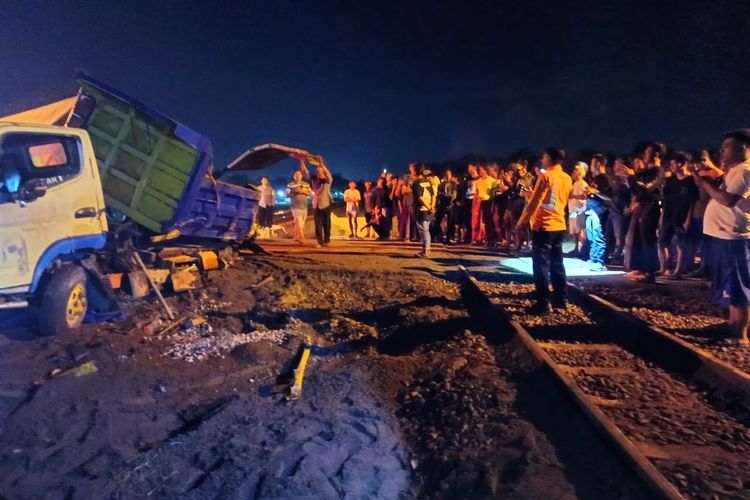 Sejumlah petugas tengah mengevakuasi bangkai truk akibat tertemper kereta di perlintasan sebidang JPL 157, petak jalan Kertasemaya-Arjawinangun, Indramayu, Sabtu (20/9/2025) dini hari. Akibat kecelakaan itu, setidaknya puluhan kereta alami keterlambatan jadwal.