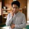 Hukum Menelan Selilit atau Sisa Makanan di Gigi saat Shalat, Batal atau Tidak? Ini Penjelasan Ulama