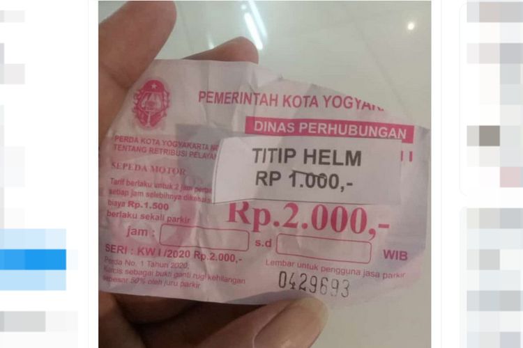 Tangkapan layar unggahan disertai foto menyebut adanya tarif parkir motor tambahan di Kota Yogyakarta, DI Yogyakarta untuk titip helm