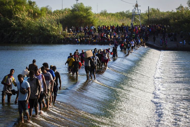 Migran Haiti menunggu di Del Rio dan Ciudad Acua untuk mendapatkan akses ke Amerika Serikat, menyeberangi Rio Grande menuju Ciudad Acua untuk mendapatkan pasokan, Jumat, 17 September 2021, di Ciudad Acua, Meksiko. 