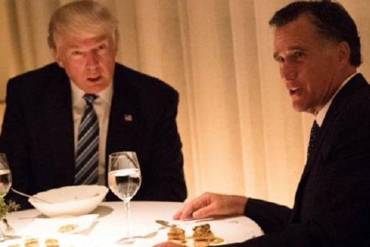 Mantan Gubernur Massachusetts Mitt Romney bersantap makan malam dengan Presiden Terpilih Donald Trump di Restoran Jean Georges, New York, Selasa malam (29/11) waktu setempat