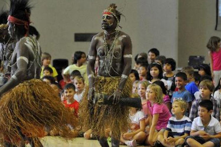 Siswa Sekolah Internasional Perancis Louis-Charles Damais Jakarta belajar mengenal budaya Suku Kamoro asal Papua di sekolah mereka di Jakarta, Selasa (20/3/2012).