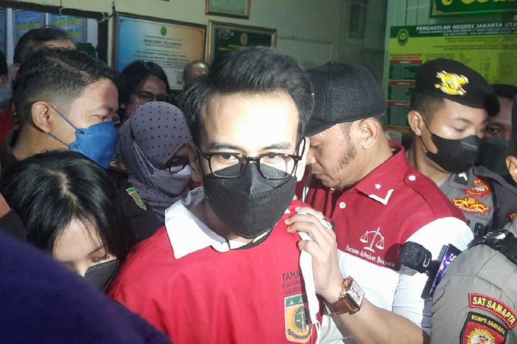 Pegiat media sosial Adam Deni divonis hukuman 4 tahun penjara dan denda sebesar Rp 1 miliar oleh Pengadilan Negeri Jakarta Utara atas kasus dugaan pelanggaran UU ITE.