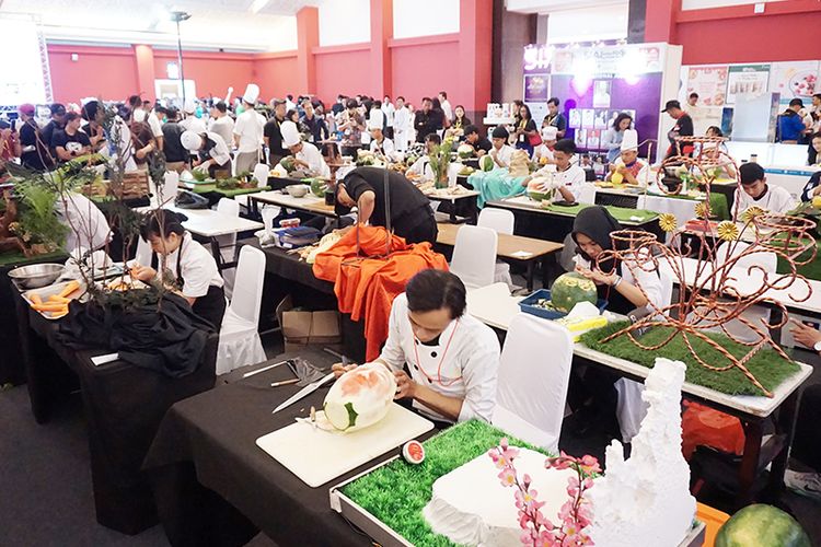 Pesertta food carving di LaCuisine Cooking Competition 2018.