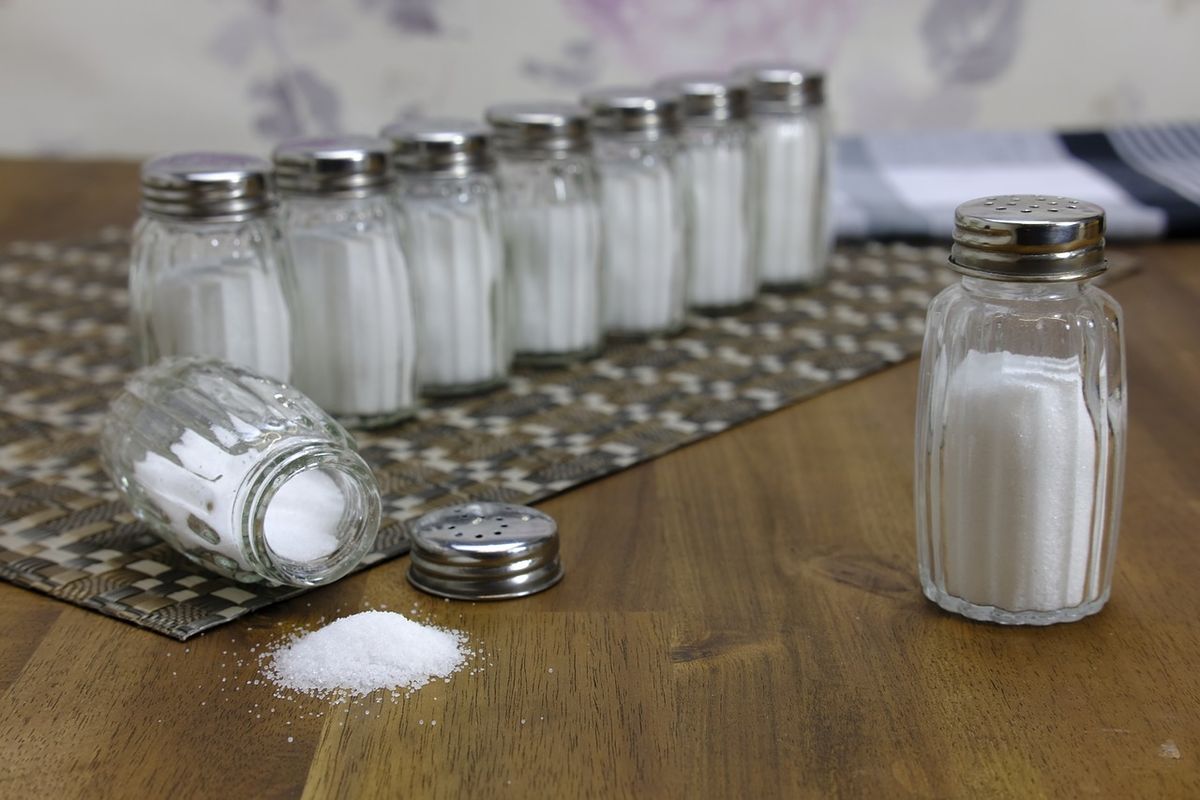 Hindari penggunaan garam meja atau garam tambahan karena membuat kita rentan mengonsumsi garam berlebih.
