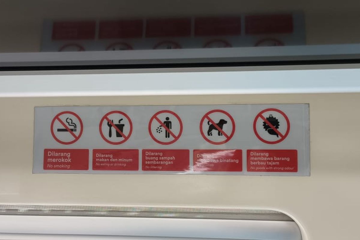 Stiker dilarang merokok, dilarang makan dan minum, hingga dilarang membawa binatang peliharaan untuk para pengguna LRT.