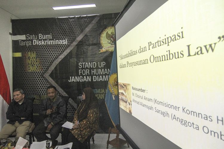 Anggota Ombudsman Ahmad Alamsyah Saragih (kiri) bersama Komisioner Komnas HAM Choirul Anam (tengah) menjadi narasumber pada diskusi di Komnas HAM, Jakarta, Kamis (30/1/2020). Komisi Nasional Hak Asasi Manusia (Komnas HAM) mengadakan diskusi publik dengan tema Akuntabilitasi dan Partisipasi dalam Penyusunan Omnibus Law bertujuan mengkaji urgensi penyusunan Omnibus Law. ANTARA FOTO/Asprilla Dwi Adha/pd.